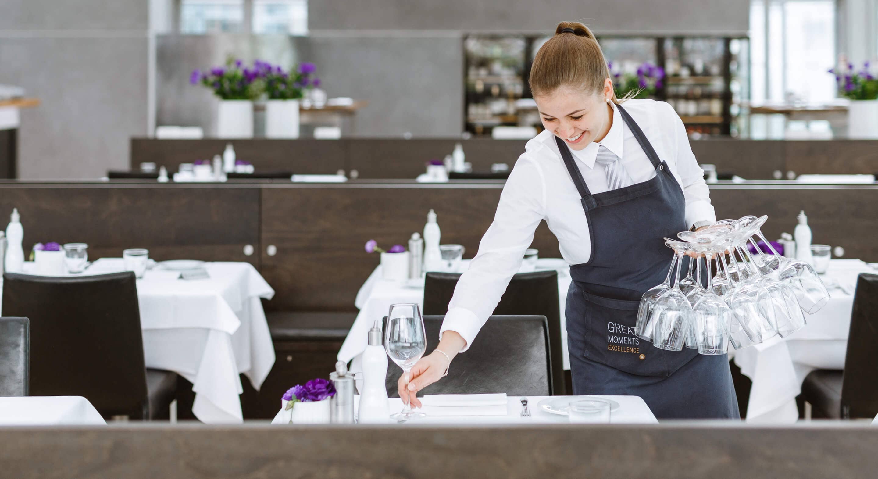 Servicemitarbeiter CUBE Restaurant (m/w/d) auf 450 € Aushillfsbasis